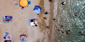 Εικόνα από ψηλά σε παραλία της Ελλάδας κατά τη διάρκεια του καύσωνα