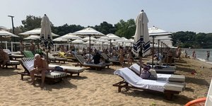 παραλία κόσμος στον Αστέρα Βουλιαγμένης