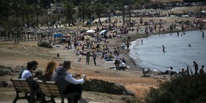 Παραλία στην Αττική γεμάτη κόσμο το πρώτο Σαββατοκύριακο της άρσης της καραντίνας