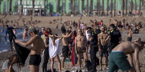 Κόσμος σε παραλία της Ισπανίας μετά το lockdown
