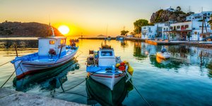 Βάρκες και ηλιοβασίλεμα στην Πάτμο