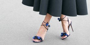 Γυναίκα με πεντικιούρ φούστα και σανδάλια