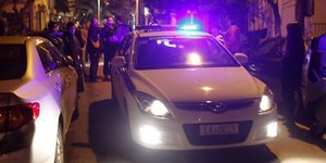 Περιπολικό της Αστυνομίας νύχτα με τα φώτα αναμμένα