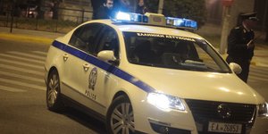 Θέμα: Πάρτι στη Λάρισα, Φωτογραφία: Περιπολικό με αναμμένο φάρο