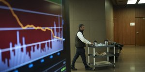 Πίνακας στο Χρηματιστήριο Αθηνών δείχνει πτώση των μετοχών