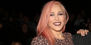 Η Πηνελόπη Αναστασοπούλου με ροζ μαλλιά