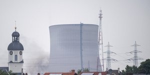 Πύργος πυρηνικού αντιδραστήρα στη Γερμανία καταρρέει έπειτα από ελεγχόμενη έκρηξη