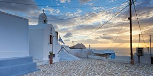 Ηλιοβασίλεμα σε μπροστά από γραφικό εκκλησάκι στο νησί Ανάφη