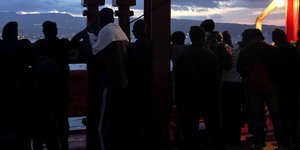 Πρόσφυγες σε πλοίο έξω από την Ιταλία