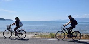 Ποδηλάτες στην Αργολίδα δίπλα από την θάλασσα