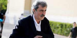Ο Παύλος Πολάκης έξω από το Ζάππειο