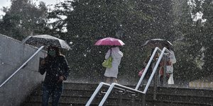 Πολίτες κατεβαίνουν στο μετρό με ομπρέλες λόγω βροχής