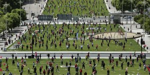 Ασυνήθιστες εικόνες σε πάρκο της Λισαβόνας στην Πορτογαλία, κατά τον εορτασμό της εργατικής Πρωτομαγιάς