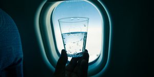 ποτήρι νερό σε αεροπλάνο