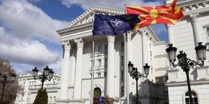 Σημαίες του ΝΑΤΟ και της Β. Μακεδόνιας