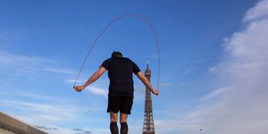 Άνδρας επιδίδεται σε ατομική εξάσκηση στο Παρίσι με φόντο τον Πύργο του Άιφελ