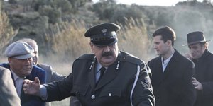 Ο Προύσαλης προσπαθεί να επιβάλει την τάξη στο Διαφάνι, σε σκηνή από τις «Άγριες Μέλισσες»