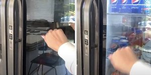 Ψυγείο που χτυπάς το γυάλινο πάνελ
