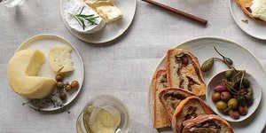 ελιόψωμο και τυρί σε τραπέζι