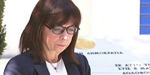 Η Κατερίνα Σακελλαροπούλου δίπλα στην πλακέτα για τα θύματα της Marfin