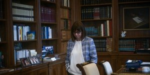 Η Κατερίνα Σακελλαροπούλου όρθια βηματίζει στο γραφείο της