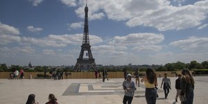 Κόσμος μπροστά στον πύργο του Άιφελ στο Παρίσι