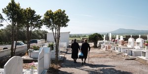 Ρόδος ηλικιωμένες σε νεκροταφείο