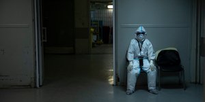 Γιατρός ξεκουράζεται σε νοσοκομείο της Ρωσίας