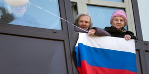 Γυναίκες με τη σημαία της Ρωσίας