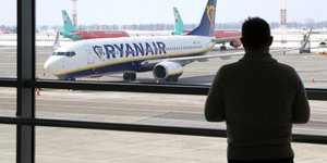 Αεροσκάφος της Ryanair σε αεροδρόμιο