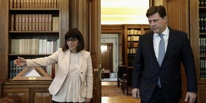 Σακελλαροπούλου και Βαρβιτσιώτης στο Προεδρικό