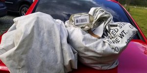 Σακούλες με χρήματα επανω σε καπό αυτοκινήτου