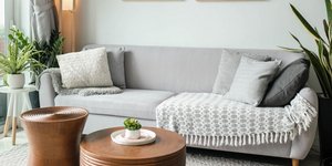 καναπές σε σαλόνι