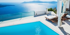 Πισίνα και ξαπλώστρες σε ξενοδοχείο στην Σαντορίνη