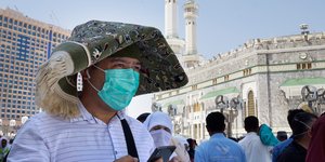 Πιστός προσεύχεται στην Μέκκα φορώντας μάσκα για τον κορωνοϊό