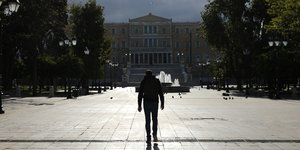 Ανδρας περπατά στην πλατεία Συντάγματος