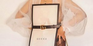 γυναίκα έχει βάλει τη σακούλα ως φόρεμα