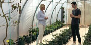 Η Σία Κοσιώνη με τον Σάκη Ρουβά σε θερμοκήπιο