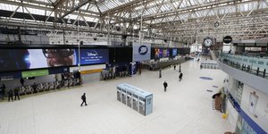 Εσωτερικό σιδηροδρομικού σταθμού στο Λονδίνο