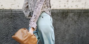 γυναίκα με τσάντα και παντελόνι στην εβδομάδα μόδας