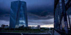 Πυκνά σύννεφα στον ουρανό της Φρανκφούρτης στη Γερμανία, πάνω από το κτίριο της ΕΚΤ