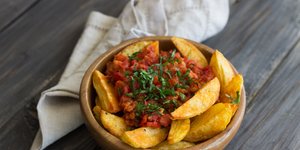 Μπολ με πατάτες τύπου πατάτας μπράβας και σάλτσα τομάτας