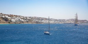 Σκάφη στην Ικαρία, ηλιόλουστος καιρός και ήρεμη θάλασσα