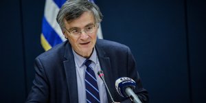 O Σωτήρης Τσιόδρας μιλάει σε μικρόφωνο