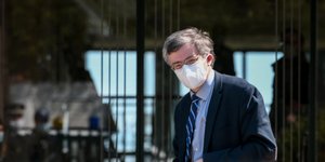 Ο λοιμωξιολόγος Σωτήρης Τσιόδρας με μάσκα προστασίας από τον κορωνοϊό