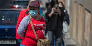 Γυναίκα με μάσκα στην Ισπανία λόγω κορωνοϊού