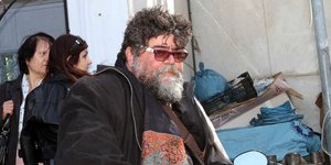 Ο μουσικοσυνθέτης Σταμάτης Κραουνάκης με γυαλιά ηλίου