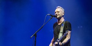 Ο Στινγκ τραγουδά με κιθάρα