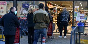 Κόσμος σε σούπερ μάρκετ εν μέσω της πανδημίας του κορωνοϊού
