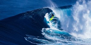 Σέρφερ πάνω σε κύμα